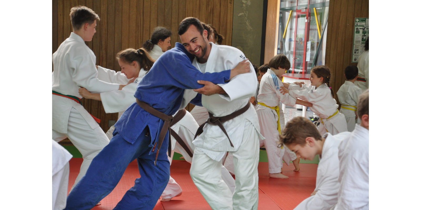 Knapp 40 Judokas auf der Kampfmatte